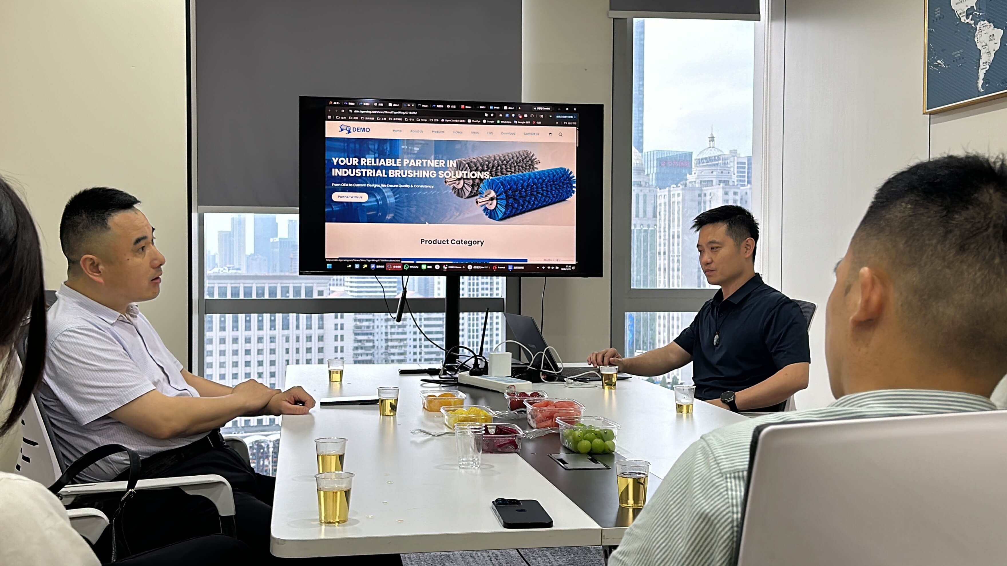 Leaders of Yuantan Town, Qianshan City Visit Wuhan Huyi Zhimao Technology for Inspection and Cooperation Negotiation 3